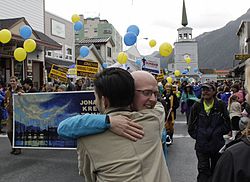 Jonathan Kreiss-Tomkins ĉe Alaska Day Parade-krop.jpg