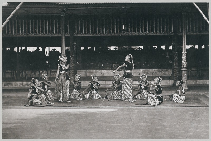 File:KITLV 11566 - Kassian Céphas - Bedojo Prabu Dewo in the Kraton of the Sultan of Yogyakarta - 1884.tif