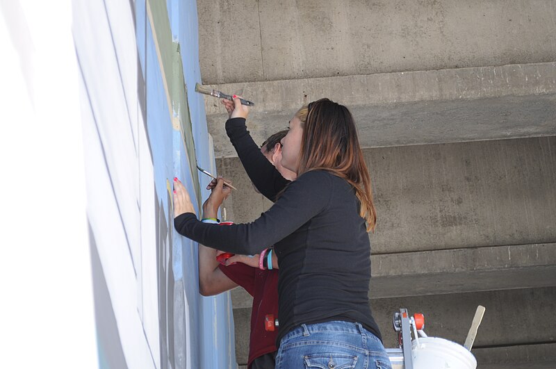 File:Kalama, WA - painting a mural under I-5 - 02.jpg