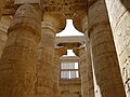 Salle hypostyle, colonnes papyriformes, chapiteaux fermés et ouvert