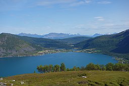 Orten Kasfjord och Kasfjorden sedda från fjället Nupen.