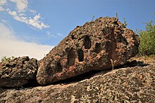 Трапецовидни ниши в местността Керамзи кая под изкуствено изсечената пещера Ин кая с отвор на тавана при махала Раец на село Долна кула.[6]
