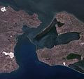 Kertši väin 2011. aastal, mis kujutab ulatuslikku pinnavormi, mis näib ulatuvat Venemaa rannikult saare poole