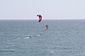 Kitesurfeurs devant la plage de Kersidan