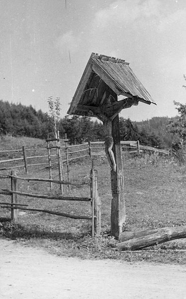 File:Križ na razpotju v Podjerbeku 1951.jpg