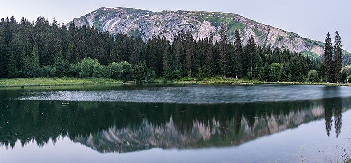 Le lac des mines d'or, à Samoëns. La montagne est le Rouleau de Bostan. Juillet 2020.