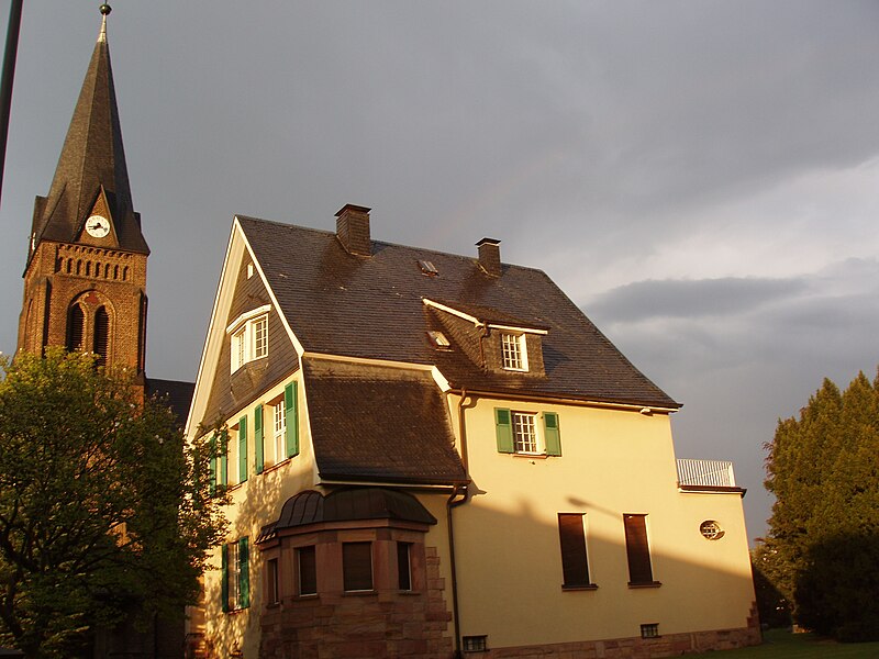 File:Langenfeld-Pfarrhaus-Kirche-Reusrath.JPG