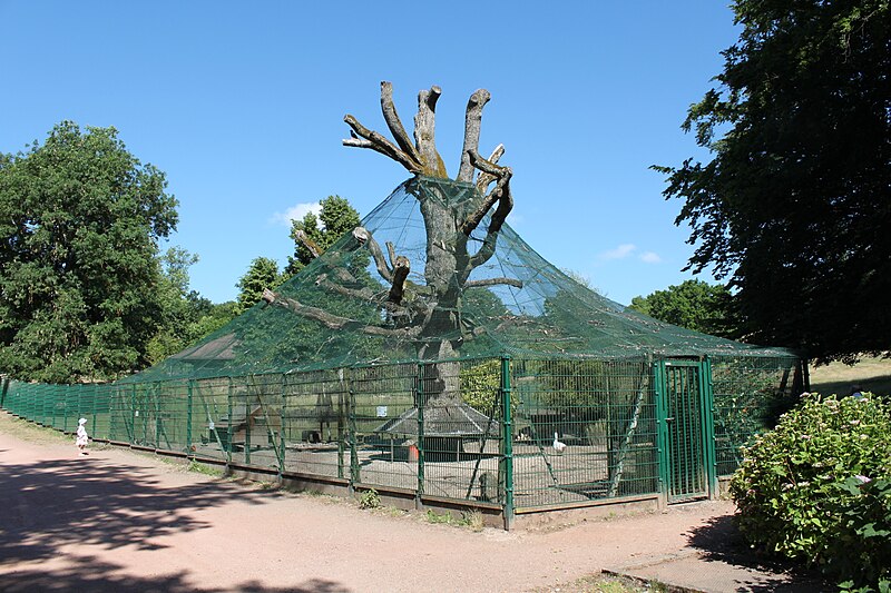 File:Le Creusot - Parc de la Verrerie 2.JPG