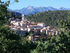 Le village vu de l'ouest avec en arrière le mont Gélas (3143 m) sur la frontière franco-italienne.