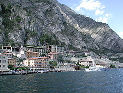 Limone sul garda visto dal battello.jpg 