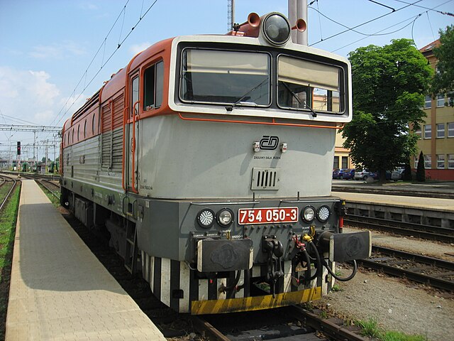 Lokomotiva 754 v Hradci Králové.jpg