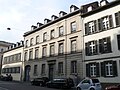 Im Stil des Biedermeier errichtetes Wohnhaus, das zuletzt (bis 2011) vom hessischen Justizministerium genutzt wurde.