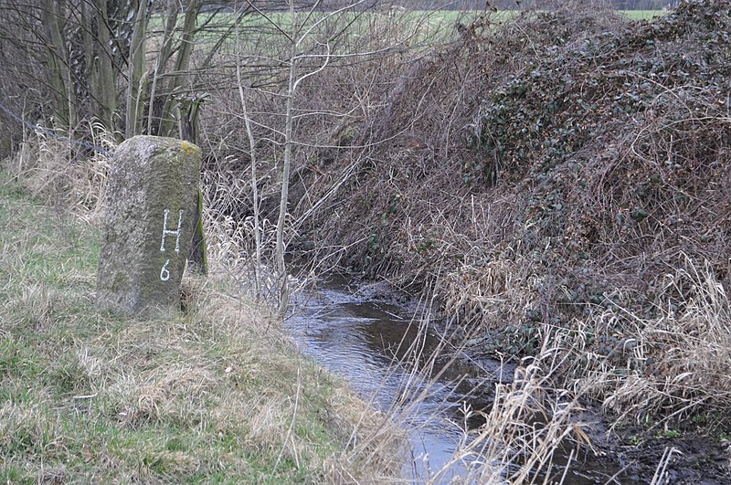 File:Mühlenbrook (Hamburg-Wohldorf-Ohlstedt).Grenzstein 6.Lage.1.27050.ajb.jpg