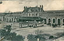 Trois rames du tramway de Rodez devant la gare, au début du XXe siècle