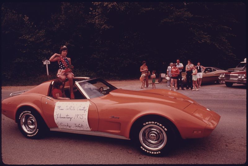 File:MISS WHITE COUNTY ELEMENTARY 1975 RIDES INTO HELEN, GEORGIA IN A SPORTSCAR IN A FOURTH OF JULY PARADE DOWN MAIN... - NARA - 557709.jpg
