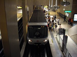 Tren en la estación "Stade de Gerland"