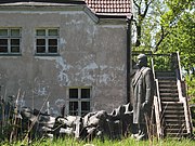 Обломки советских памятников за замком Маарьямяги