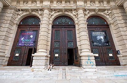 Man standing in front of the main entrance of the Kunsthistorisches Museum (Vienna, Austria)