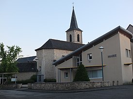 Mairie et église de Roussennac.jpg