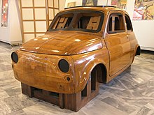 Lo stampo in legno per la carrozzeria della 500 del 1956, esposto alla presentazione della 500X, ha ispirato l'idea di Ron Arad.