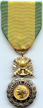Medaille Militaire dite de la 4e Republique, variante de fabrication privée (France).jpg