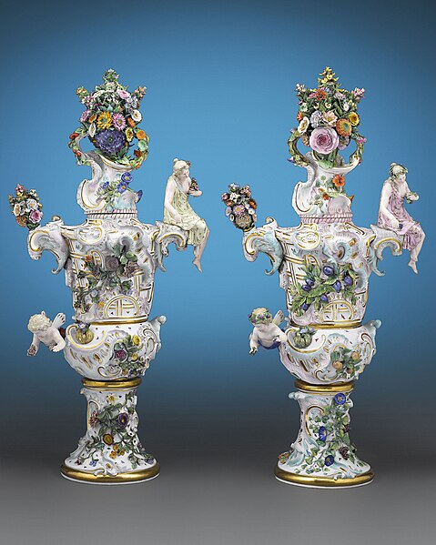 File:Meissen-porcelain-urns.jpg