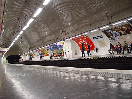 Metro tienne Marcel station, Paris