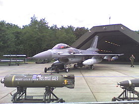 Fotografi av en F-16 foran hangaren i 2006.