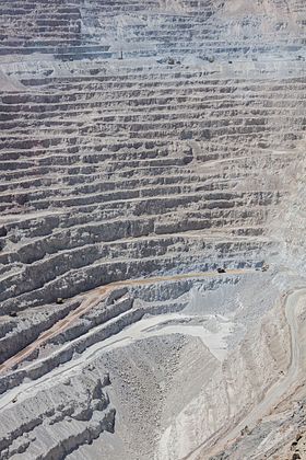 Vista interior de Chuquicamata, uma mina de cobre nacionalizada situada a 2 850 metros de altitude nas proximidades da cidade de Calama, norte do Chile. (definição 5 792 × 8 688)