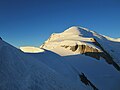 Il Monte Bianco visto dopo il superamento del col du Mont Maudit: in primo piano il colle della Brenva seguito dalla cresta nord-est del Monte Bianco.