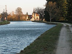 Montbouy (son église), vue du sud, depuis le chemin de halage du canal de Briare. category:Montbouy