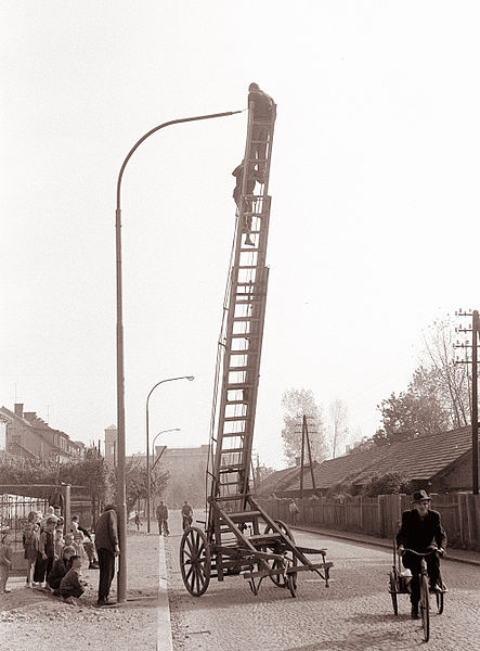 File:Montiranje ulične razsvetljave v Leningrajski ulici 1961.jpg