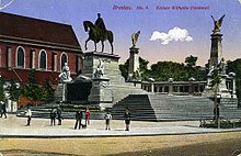 Monumento al emperador Guillermo I de Alemania en Breslau en una postal de archivo, destruida