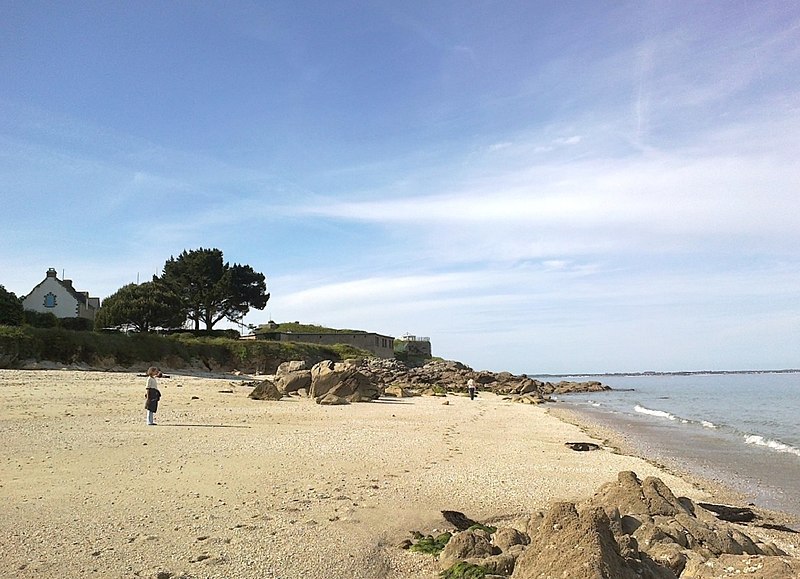 File:Morbihan Saint-Pierre-Quiberon Le Petit Rohu Plage Promeneurs 10052015 - panoramio.jpg