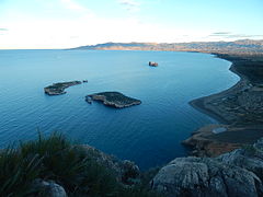 Le isole di Tierra (a destra) e Mar (a sinistra) con la Rocca di Alhucemas sullo sfondo, appartenenti all'arcipelago delle Isole Alhucemas.