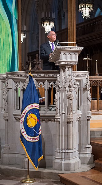 File:Neil Armstrong public memorial service (201209130009HQ).jpg