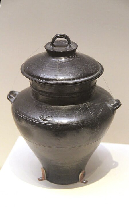 ไฟล์:Neolithic pottery jar, Longshan Culture, Shandong, 1975.jpg