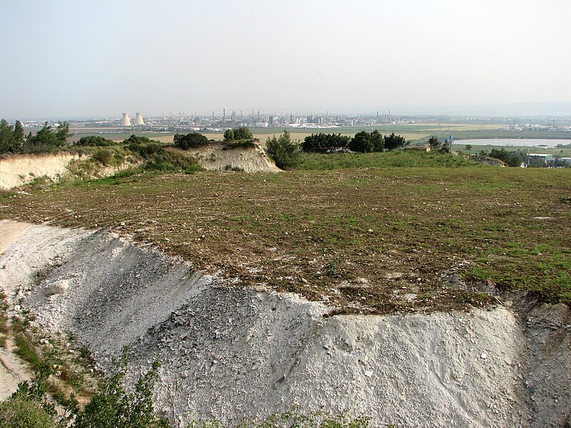 File:Nesher Old Quarry 001.JPG