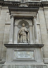 Statue du cardinal Newman à l'extérieur de l'église.