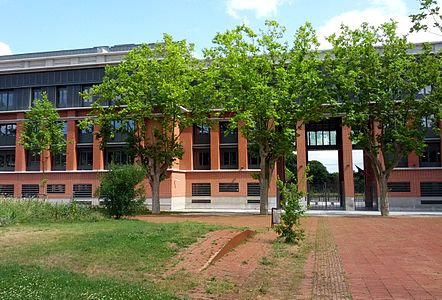 Rectorat de l'académie de Toulouse photographié depuis le jardin Niel, juin 2015.