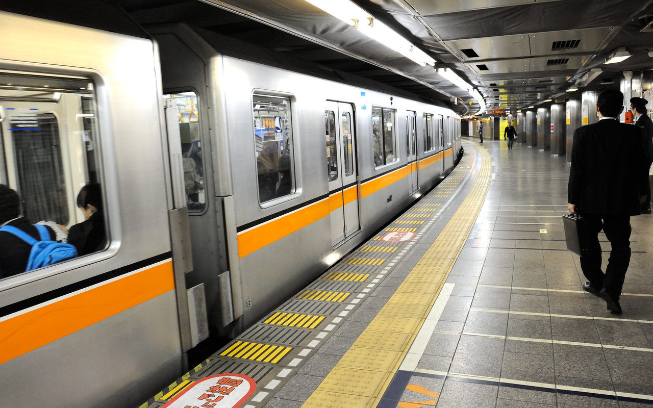 File On the Tokyo  Metro  platform in early 2014 png 