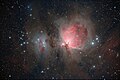 Το Σύμπλεγμα Μοριακών Νεφών του Ωρίωνα, που περιλαμβάνει τα M42, M43, το Νεφέλωμα του Δρομέα (NGC 1973, 1975 και 1977), καθώς και πολλή από την περιβάλλουσα νεφέλωση.