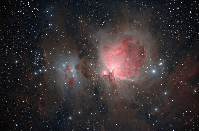 Fotografia da Nebulosa de Órion (a maior e mais brilhante) e seus arredores.