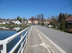 Náves s rybníkem a silnice směr Dalečín
