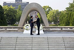原爆死没者慰霊碑での安倍晋三首相とバラク・オバマ大統領（2016年5月27日）