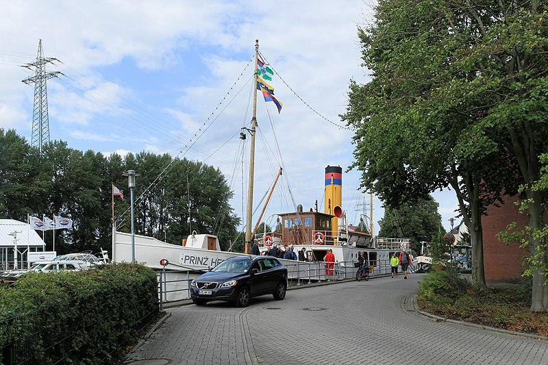 File:Papenburg - Hafenfest 2018 - Ölmühlenweg + Turmkanal + Prinz Heinrich 01 ies.jpg