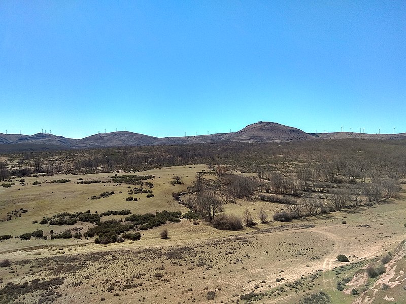 File:Perspectiva de la Sierra de Pela desde el yacimiento de Tiermes 1.jpg