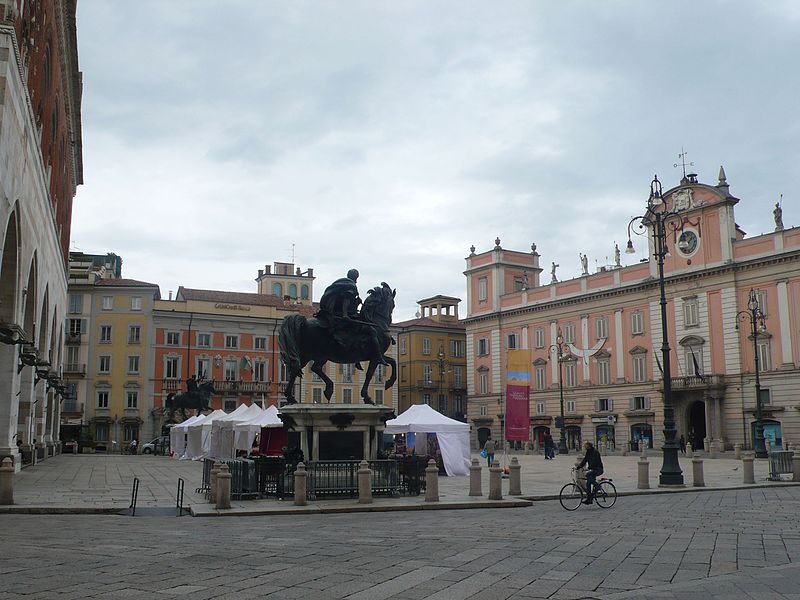 File:Piazza Cavalli - Piacenza.jpg