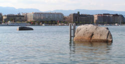 De stenen van Niton in de haven van Genève.