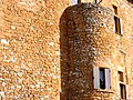 La façade du château médiéval de Charnay.